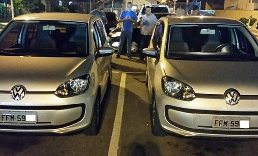 Carro original e o clonado estacionados lado a lado no supermercado (Foto: Divulgação/Polícia Militar)