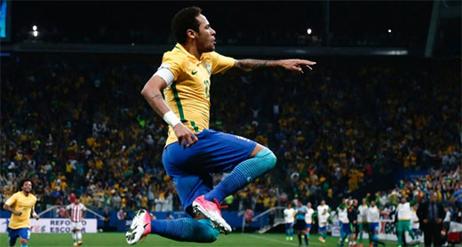 Neymar marca e comemora o segundo gol do Brasil contra o Paraguai Imagem: Miguel SCHINCARIOL/AFP