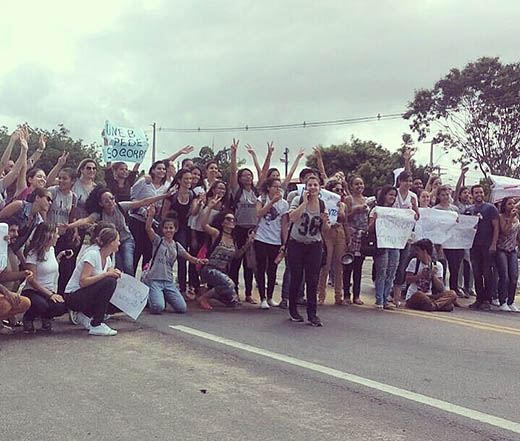 Estudantes bloqueiam pista em sinal de protesto contra falta de professores | Foto: Notícias de Santaluz