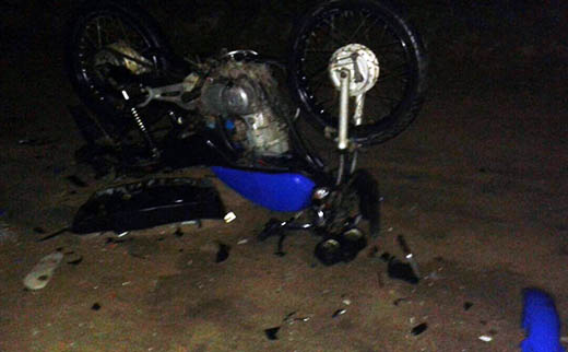 Moto ficou com as rodas para cima após acidente | Foto: Leitor do Notícias de Santaluz