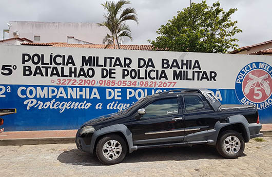 Veículo e dinheiro roubados foram recuperados após PM trocar tiros com bandidos | Foto: Divulgação/ PM