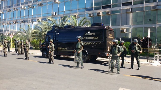 Exército faz barreira em frente ao ministério para impedir que pessoas se aproximem (Foto: Beatriz Pataro/G1