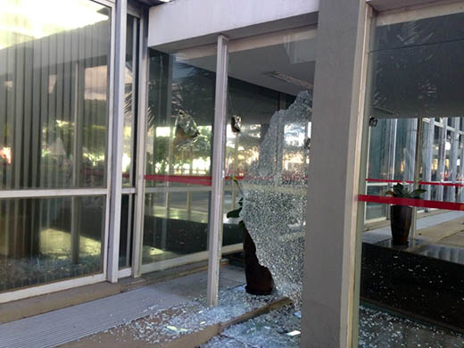 Alguns manifestantes quebraram vidros do Ministério do Turismo. Segundo Polícia Militar, grupos levavam estilingues para atirar pedras contra policiais.