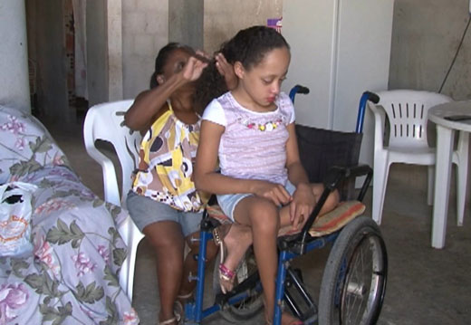 Andreza caminha com apoio de cadeira de rodas, mas precisa de andador (Foto: Imagem/TV São Francisco