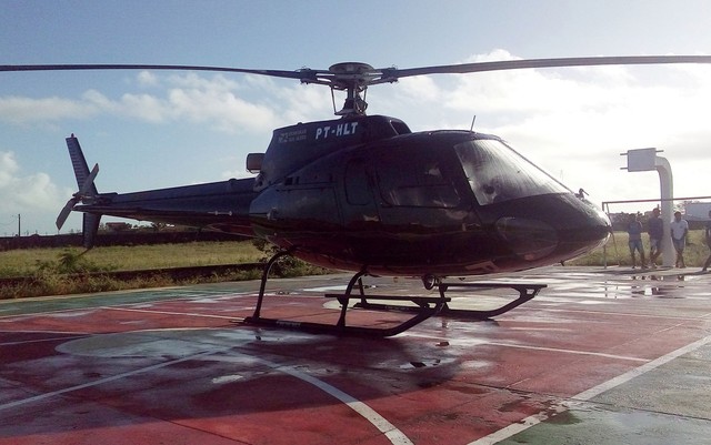 Helicóptero ficou na quadra da escola durante a noite (Foto: Site Bahia10/Leandro Alves