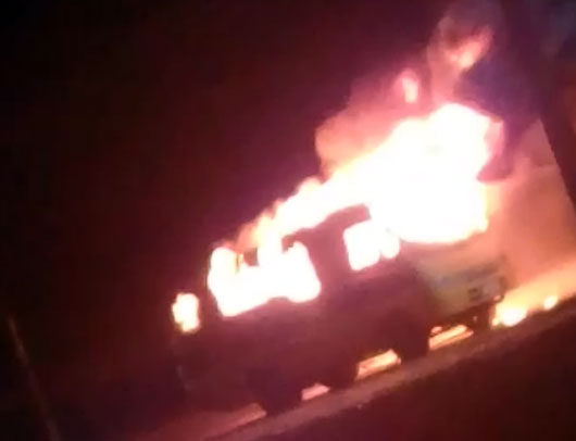 Veículo de transporte escolar incendiou na noite desta quarta-feira (12) 