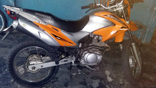 Moto considerada furtada foi guardada por engano em garagem em frente a escola | Foto: Divulgação