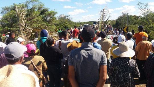 Manifestação reúne moradores de Ponto Novo, Filadélfia Itiúba e Queimadas