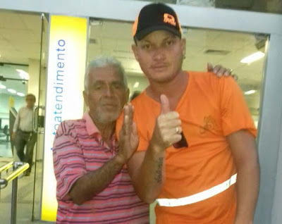 Rubenilson posou para uma foto ao lado do aposentado Valdemar Ferreira, dono do dinheiro| Foto: Portal Cleriston Silva
