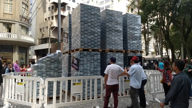 Na ação, cédulas falsas de dinheiro foram organizadas em uma estrutura montada na Rua XV de Novembro (Foto: João Salgado/RPC