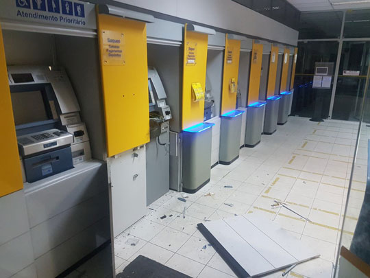 Criminosos danificaram um dos caixas eletrônicos da agência do Banco do Brasil de Coité | Foto: Divulgação/PM