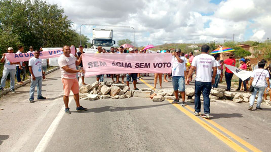Moradores protestam contra paralisação de obra de implantação do Projeto Araci Norte | Foto: Leitor do Notícias de Santaluz