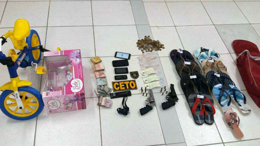Dinheiro e produtos roubados foram recuperados pela polícia.