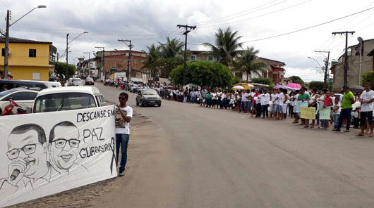 Fãs, amigos e familiares recepcionaram o corpo de Netto Paz na entrada da cidade