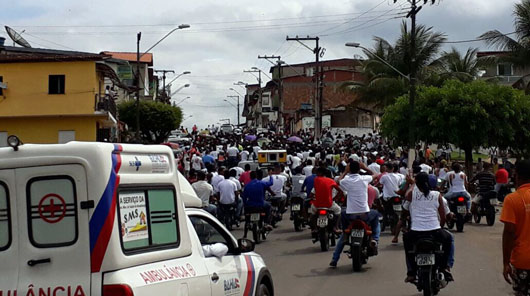 Enterro de Netto Paz foi acompanhado por multidão, que fez protesto durante o cortejo | Foto: Notícias de Santaluz