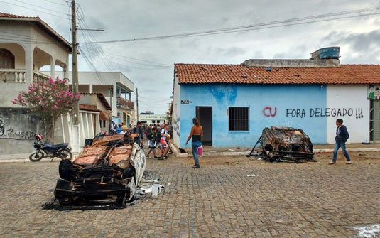 Carros foram destruídos na frente de delegacia no interior da Bahia (Foto: Arquivo Pessoa