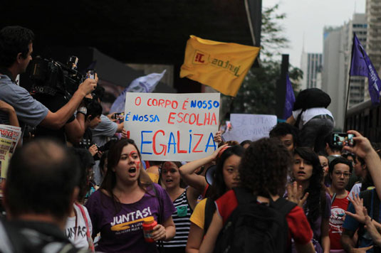 Mulheres fazem protesto em frente ao Masp, na Avenida Paulista, em defesa da legalização do aborto. Foto: Rafael Arbex/Estadão