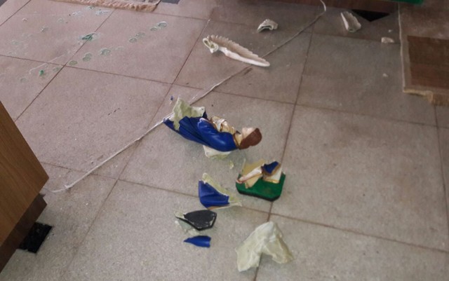Imagens ficaram destruídas após ataque de homem, no extremo sul da Bahia (Foto: Água Preta News