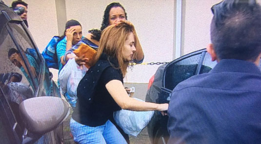 Anna Carolina Jatobá ao deixar a prisão na manhã desta sexta (22) (Foto: Peterson Grecco/TV Vanguarda