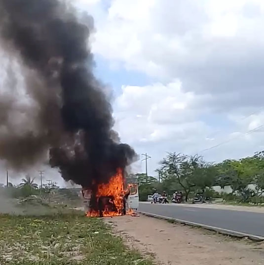 Carro pegou fogo no trecho que liga o povoado de Santa Rosa a Conceição do Coité | Foto: Notícias de Santaluz