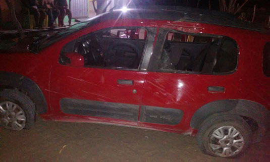Carro em que padre estava bateu em cerca após motorista perder controle da direção próximo ao distrito de Pererira | Foto: Notícias de Santaluz