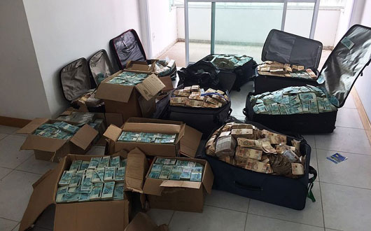 Dinheiro foi encontrado em quarto de apartamento vazio após denúncia anônima (Divulgação/Polícia Federal)