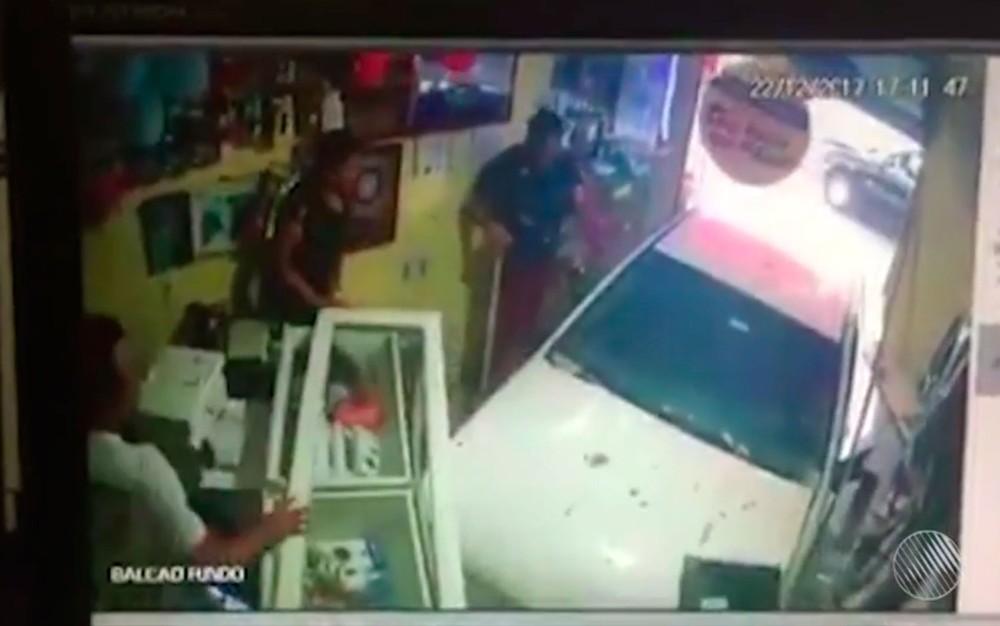 Carro invadiu loja de eletrônicos em Camaçari (Foto: Reprodução/TV Bahia