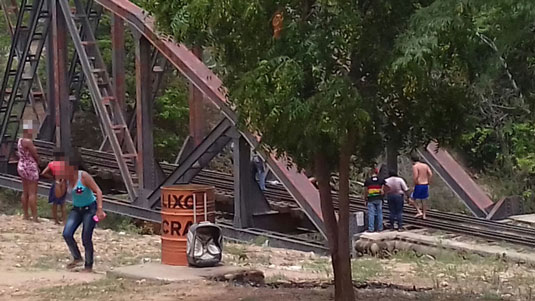 Idoso caiu e morreu ao tentar passar por ponte do sistema ferroviário | Foto: Notícias de Santaluz