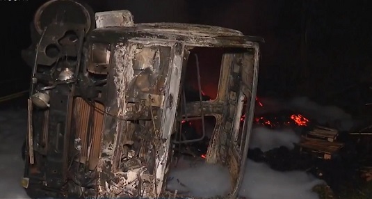 Carreta pegou fogo após o acidente | Foto: Reprodução/TV Santa Cruz