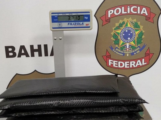 Droga estava escondida em fundos falsos da mala da mulher | Foto: Divulgação/PF