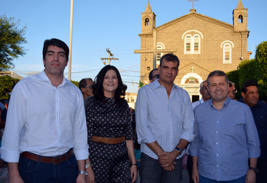 Prefeita Quitria acompanhada do ex-prefeito Jnior do Max e dos deputados Alex da Piat e Otto Filho durante os festejos em homenagem a Santa Luzia | Foto: Notcias de Santaluz