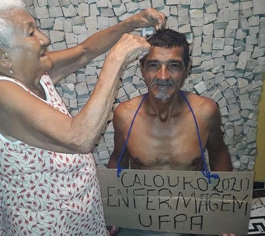 Alcyr Carneiro com a mãe, na comemoração pela aprovação no curso de enfermagem da UFPA, em Belém | Foto: Reprodução / Arquivo Pessoal