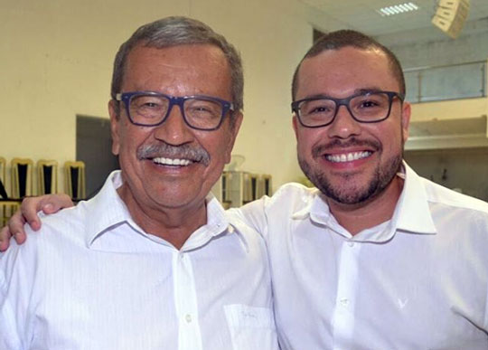Donga ao lado do filho e também ex-prefeito de Santaluz, Zenonzinho | Foto: Reprodução