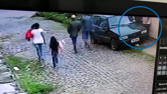 Imagem de câmera mostra pedestres passando pelo local, aparentemente sem perceber que se tratava de um roubo | Foto: Reprodução 
