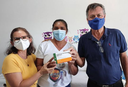 Prefeito de Valente, Ubaldino Amaral, acompanha entrega de vacina contra Covid-19 | Foto: Divulgação
