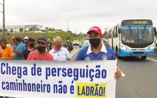 Caminhoneiros fazem ato na BA-526 em Salvador | Foto: Reproduo/TV Bahia
