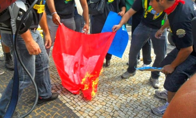 bandeira_do_pt_em_chamas