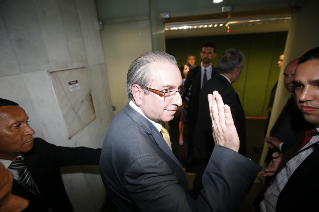 Cunha aceita pedido de impeachment da presidente Dilma