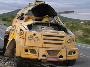 Carro-forte foi explodido por bandidos em trecho da BR-116, na Bahia | Foto: Blog do Anderson