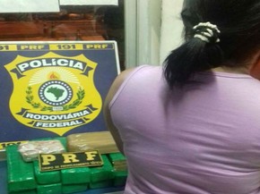 Mulher com drogas, que usava tornozeleira eletrônica, foi presa pela Polícia Rodoviária Federal na Bahia | Foto: Divulgação / Polícia Rodoviária Federal 