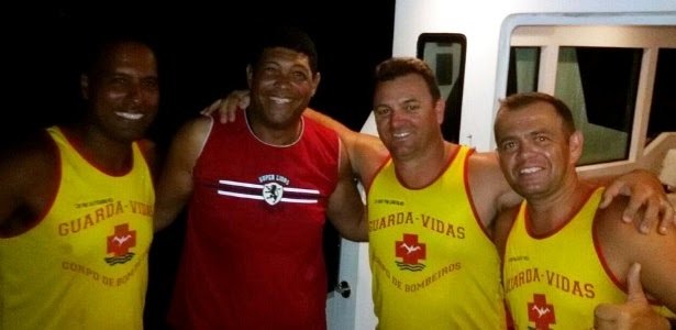 Valdemiro Santiago (com camisa vermelha) posa para foto ao lado de homens do Corpo de Bombeiros após ser resgatado | Foto: Divulgação/Corpo de Bombeiros de SP