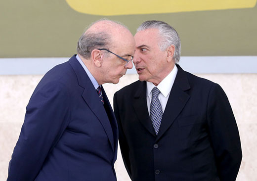Brasília - O ministro das Relações Exteriores, José Serra, e o presidente interino Michel Temer participam de cerimônia de entrega de credenciais a embaixadores estrangeiros, residentes em Brasília (Wilson Dias/Agência Brasil)
