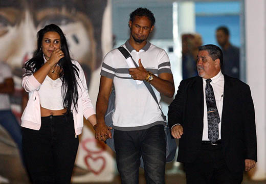 Goleiro Bruno sai da Apac ao lado da mulher e do advogado | Foto: Flávio Tavares/Hoje Em Dia/Estadão Conteúdo/Divulgação