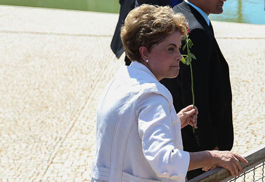 Brasília - A presidenta afastada Dilma Rousseff discursa para apoiadores do governo, em frente ao Palácio do Planalto, após ter sido notificada do afastamento do cargo por até 180 dias (Marcello Casal Jr/Agência Brasil)