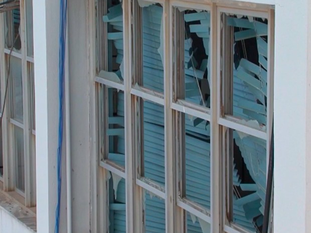 Com impacto da explosão em banco, apartamentos ficaram danificados | Foto: Reprodução/ TV São Francisco