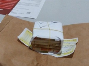 Suspeito trocou FGTS por maço de dinheiro falso feito de papel (Foto: Rota Policial News/Reprodução)
