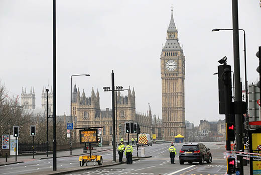 Polícia trabalha em Westminster, perto do Parlamento britânico, na manhã desta quinta-feira (23) | Foto: Tim Ireland/ AP