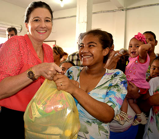 Prefeita acompanhou distribuição de peixes e alimentos nesta quarta e quinta-feira | Foto: Ascom PMS
