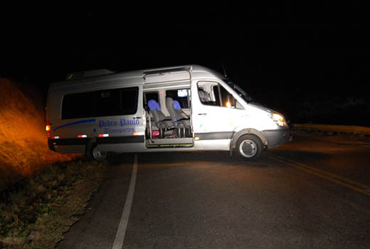 Criminosos obrigaram pacientes a descerem de van e atravessaram veículo na pista | Foto: Reprodução/ Blog Agmar Rios Notícias