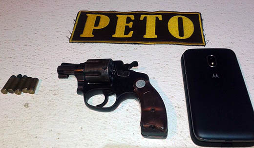 Criminosos deixaram cair arma e celular durante fuga | Foto: Divulgação/ PM